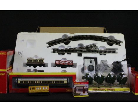Quantity of Hornby OO gauge model railway to include Hornby GWR 0-4-0 electric train set featuring locomotive, 4 x items of r