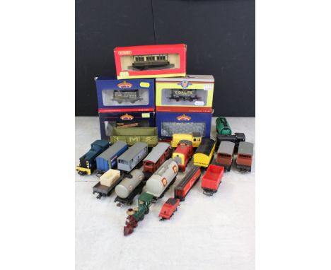 Quantity of OO gauge model railway to include 3 x Triang locomotives, Hornby 0-4-0 06008, 5 x boxed items of rolling stock (3