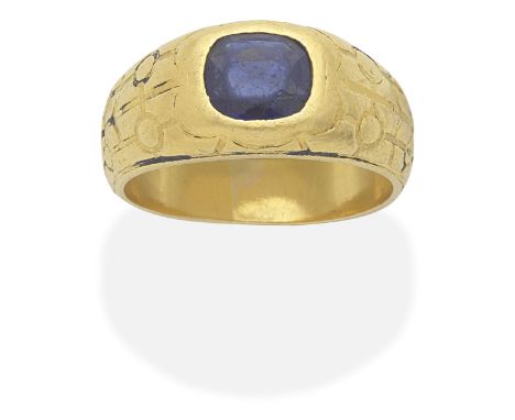 SAPPHIRE RINGSet with a cushion-shaped sapphire, significant enamel loss, sapphire approx. 1.00ct, ring size approx. N½ For f