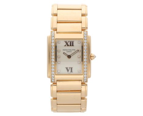 Patek Philippe Twenty-4, Roségold, Referenz 4910/11R-001, Durchmesser 25x30 mm, Gehäuse Roségold, Zifferblatt weiss, Diamant 