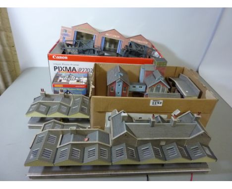Toys/Models - Hornby model train station and other buildings in two boxes