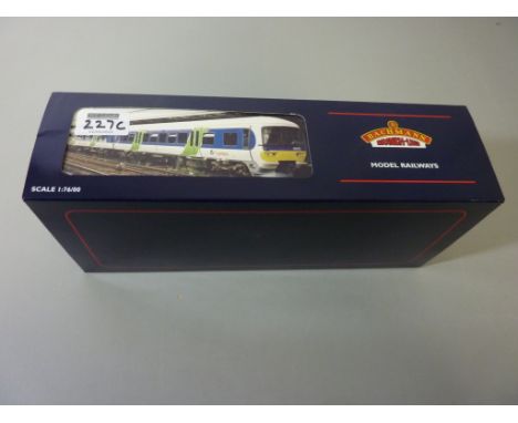 Toys/Models - Bachmann OO gauge 'First Great Western Link' 166 Turbo 3 Car locomotive and coaches (boxed)