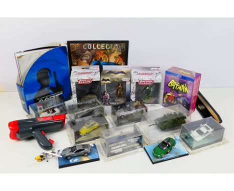 Fabbri - Scleich - Others - A mixed collection of boxed and unboxed James Bond related diecast model cars with some boxed act