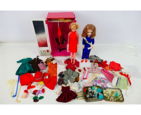 Pedigree - Sindy - Palitoy - Mary Make Up - A vintage Sindy doll and a Mary Make Up doll with Sindy wardrobe, assorted clothe