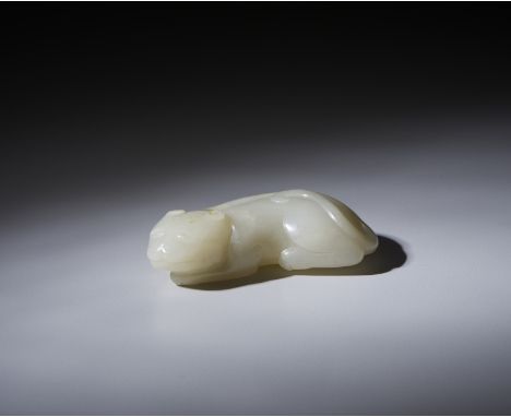 A fine pale green jade carving depicting a recumbent feline.Cina, Qing, 18th century. Cm 7,00 x 2,00