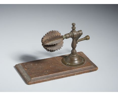 Utensil for coconutsIndia, 20th century Wooden base.Cm 20,50 x 14,00
