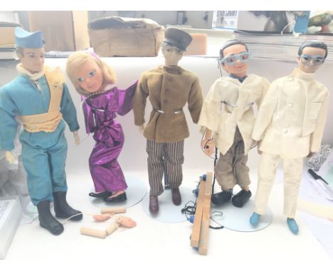 2 x Vintage Thunderbirds Puppets Lady Penelope and Brains. And 3 Vintage Dolls A/F.