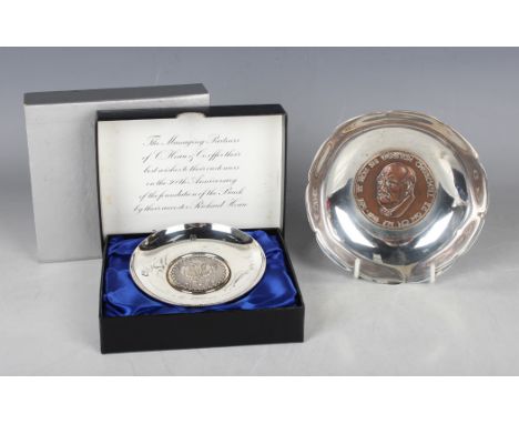 An Elizabeth II silver circular bowl, the centre inset with a copper Winston Churchill medallion, Birmingham 1990 by A.E. Jon