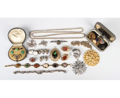 A small group of silver jewellery, including a twist link neckchain, import mark London 1994, length 75.5cm, a marcasite and 