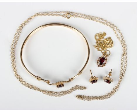 A 9ct gold circular link neckchain, length 63cm, a gold and garnet single stone pendant, unmarked, weight 0.6g, with a gold n