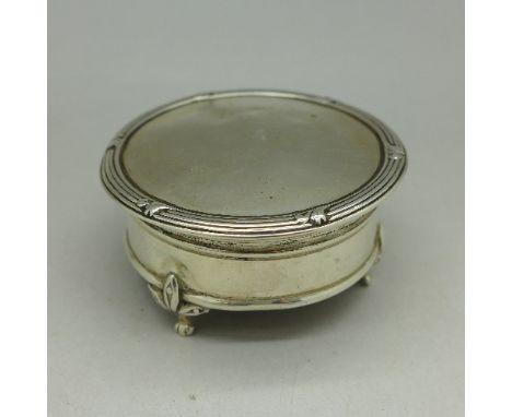 A silver trinket box, Birmingham 1922, diameter 6.5cm