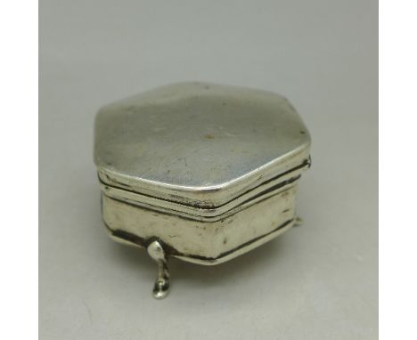 A silver trinket pot, Birmingham 1908, width 5cm