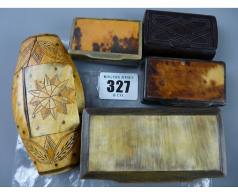 Five antique snuff boxes including a carved horn example, three further horn, two with tortoiseshell tops and a bakelite snuf