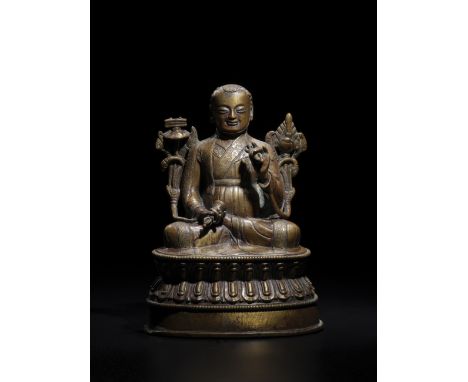 STATUETTE D'UN LAMA EN LAITON INCRUSTÉ D'ARGENTTIBET, XVIE SIÈCLEHimalayan Art Resources item no. 4613 17 cm (6 3/4 in.) high