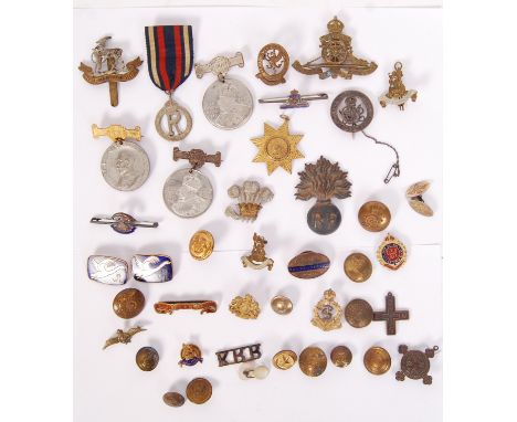 A large collection of assorted WWI First World War (and slightly later) related badges and buttons. To include; a ' Services 