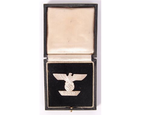 A WWII Second World War Third Reich German Nazi Iron Cross medal spange. Eagle and swastika motif, dated 1939. L/22 stamped t