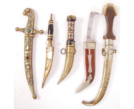 A collection of 5x antique and vintage Middle Eastern ceremonial curved daggers (mostly Jambiya daggers) to include; an Arabi