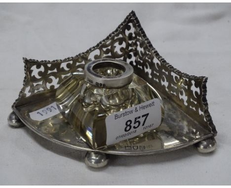 An Edwardian silver desk stand, with fitted inkwell, London 1903.
