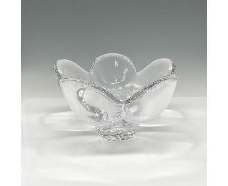 The heart of your table will be this crystal floral expression with its broad leaves and footed base. Orrefors etched mark. I
