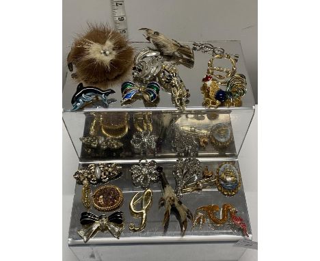 A large selection of vintage costume jewellery brooches