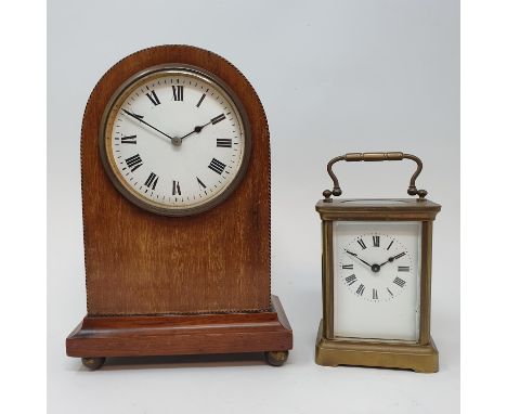 An Edwardian mantel clock, in an inlaid mahogany case, 21.5 cm high, and a brass carriage clock (2) 