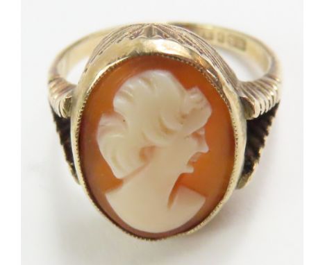 A 9ct gold orange shell cameo ring, finger size K, 3.4g gross