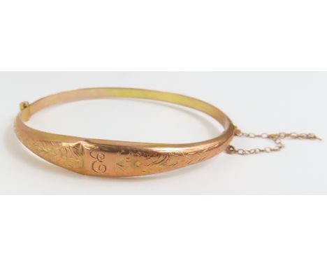 A 9ct gold hinged bangle, half engraved decoration, internal diameter 6cm, 5.1g gros