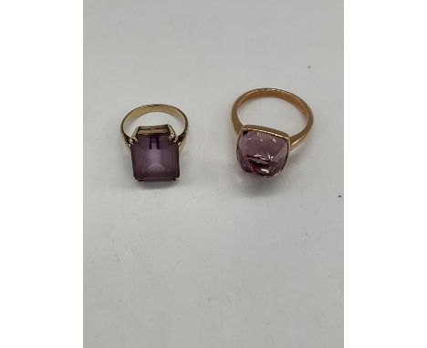 A yellow metal dress ring set with pale purple stone, size H and a further dress ring, size P, combined approx. 9.4g (2).