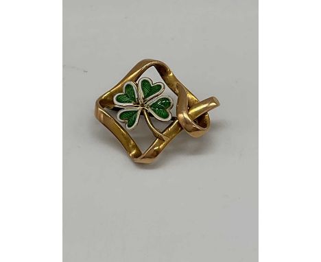 A 15ct yellow gold and enamel decorated brooch centred with a shamrock, length 30mm, approx. 4.2g.