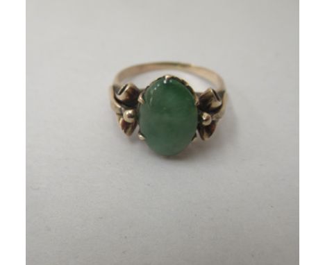 A 14ct gold ring, set with a cabouchon cut jade stone&nbsp; 