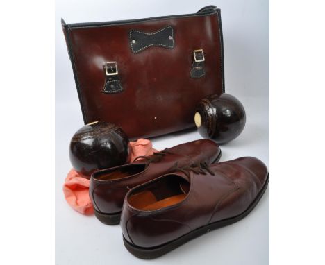 A retro vintage 20th century Taylor Rolph Co Ltd bagged bowling woods set. The lot comprising of four 5" bowling woods, pair 