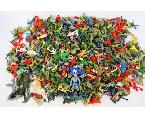 Britains - Britains Deetial - Airfix - Crescent - Others - A large quantity of loose plastic soldiers in various scales. Lot 