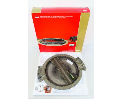 Fleischmann - A boxed Fleishmann HO gauge 6152C Profi Track electrically operated turntable. The turntable shows signs of use