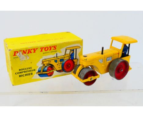 French Dinky Toys - A boxed French Dinky Toys #830 Rouleau Compressor Richier.  The model in yellow with red metal wheels and