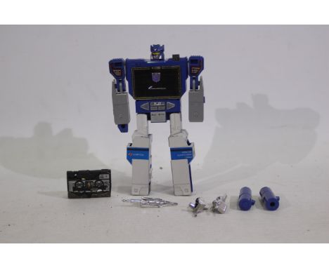 Transformers - Takara - A loose vintage Transformer 'Soundwave figure by Takara. Comes with its two cannons and and Transform