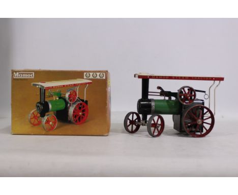 Mamod - A boxed Mamod TE-1A steam tractor. Comes with its steering shaft. Tractor shows signs of play use. Roof is partially 