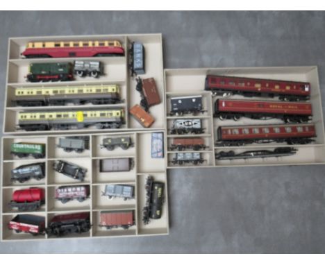 A BOX CONTAINING 00 GAUGE HORNBY DIESEL LOCOMOTIVE, Bachmann Shunter, five carriages by Hornby, Airfix etc and 24 pieces of r