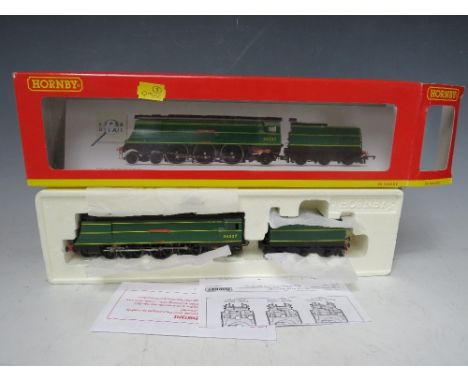 A BOXED HORNBY OO GAUGE SCALE STEAM LOCOMOTIVE WITH TENDER, West Country class 'Clovelly' BR 4-6-2, R 2315 