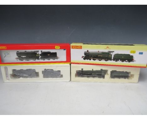 A PAIR OF BOXED HORNBY 00 GAUGE SCALE DCC READY STEAM LOCOMOTIVES WITH TENDERS, to include Class Q1 locomotive, 33006, BR 0-6
