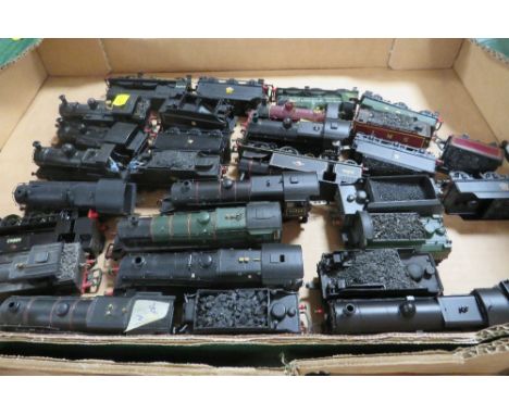 A TRAY CONTAINING SIXTEEN OO GAUGE STEAM LOCOMOTIVES, mostly with tenders, by Hornby, Bachmann etc. 