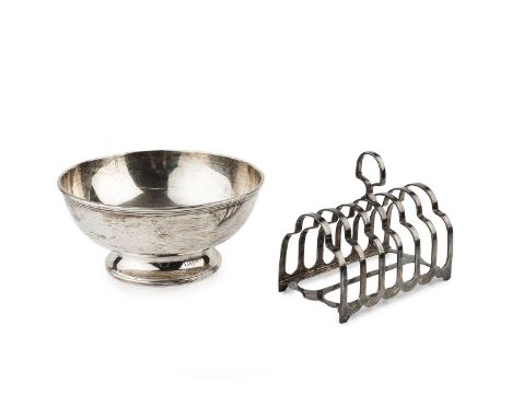 An early Victorian silver sugar basin, with reeded border on pedestal foot, by George Frederick Pinnell, London 1847, 15cm di