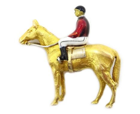 Gold and enamel racehorse brooch, Queen Elizabeth II colours, hallmarked 9ct Condition Report Approx 15.7gm, length = 3cmClic