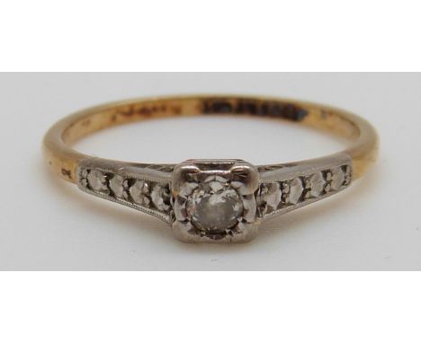 An 18ct gold ring set with a diamond in a platinum setting, 2.6g (size O)