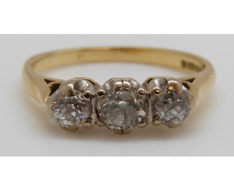 An 18ct gold ring set with three diamonds, total diamond weight approximately 0.9ct (size O)