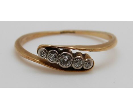An 18ct gold ring set with five graduated diamonds, 2g (size M)