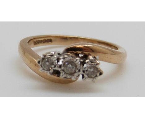 A 9ct gold ring set with three diamonds in a platinum setting, 3.1g (size K)