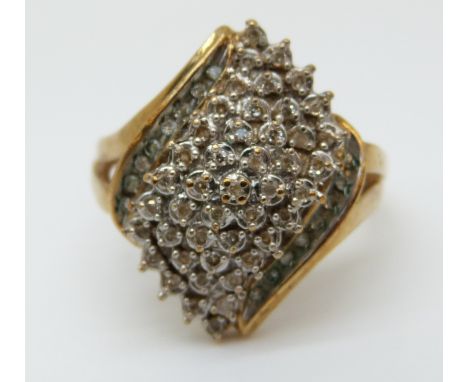 A 9ct gold ring set with diamonds in a cluster, total diamond weight 0.21ct, 3.18g (size O) 