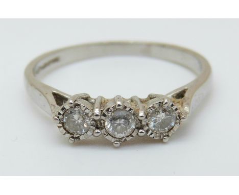 An 18ct white gold ring set with three diamonds, total diamond weight 0.25ct (size O)
