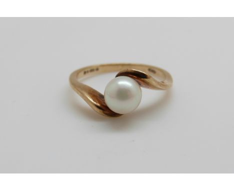 A 9ct gold ring set with a pearl, 2.0g, size J 