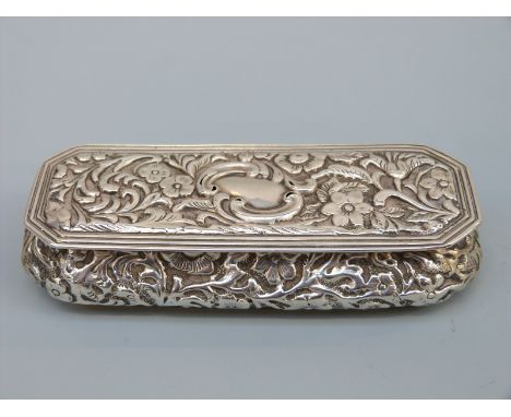 An Edward VII hallmarked silver repoussé decorated snuff box or dressing table, Birmingham 1901, maker Matthew John Jessop, l